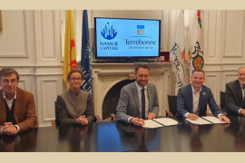 De gauche à droite : Jeroen Darquennes (UNamur), Anne Barzin (Échevine), Maxime Prévot (Bourgmestre), Mathieu Traversy (Maire de Terrebonne), Robert Morin (Président du Conseil Municipal de Terrebonne) / © Ville de Namur Signature de l'entente entre les villes de Namur et de Terrebonne au Québec