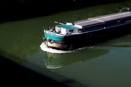 Photographie couleur d'une péniche