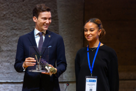 Martin Ouaklani et une étudiante au Prix UNESCO-France Télé (c) UNESCO - Fabrice Gentile Martin Ouaklani et une étudiante au Prix UNESCO-France Télé (c) UNESCO - Fabrice Gentile
